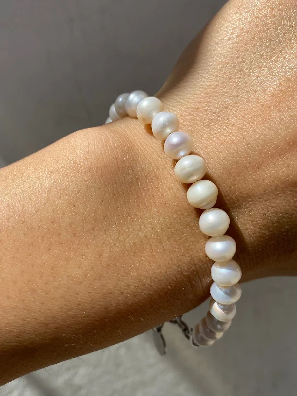 THE FRESHWATER PEARL BRACELET